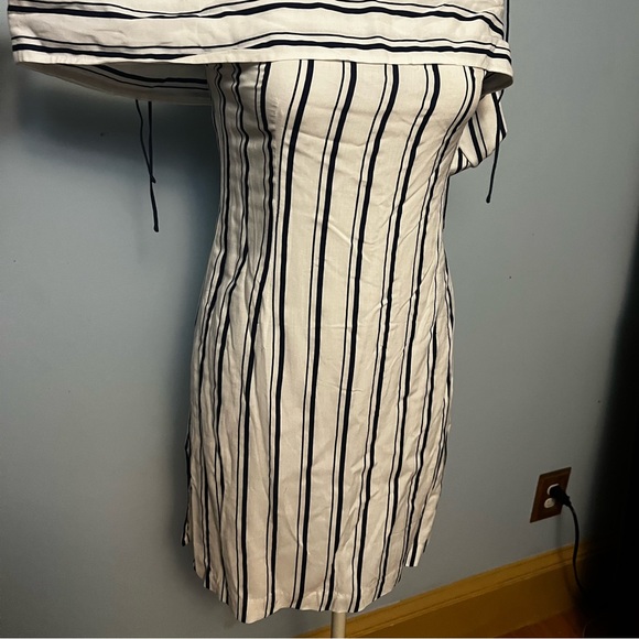 it’s a medium but it fits like a small. the brand is Line&dots - Picture 2 of 4